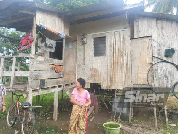 Keadaan rumah Rujia yang kelihatan uzur dan dinding bocor selepas didiaminya sejak lebih 10 tahun lalu di Kampung Asin-Asin, Kota Marudu.