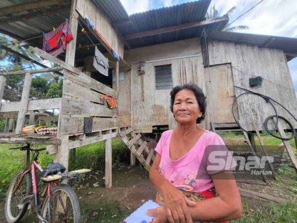 Rujia di hadapan rumahnya di Kampung Asin-Asin, Kota Marudu.