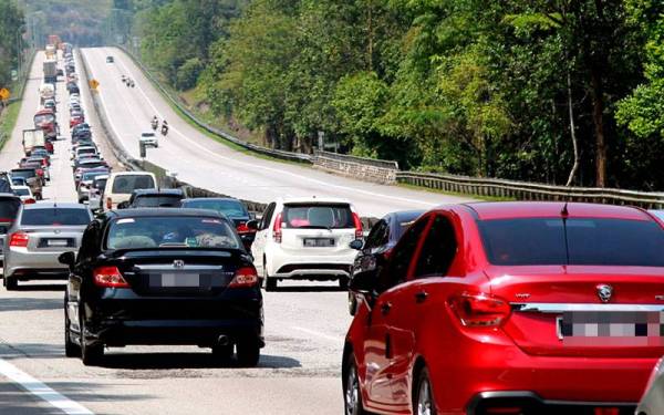 Lembaga Lebuhraya Malaysia menjangkakan jumlah aliran trafik meningkat sehingga 4.6 juta kenderaan sehari sempena cuti Tahun Baharu Cina. - Gambar hiasan.