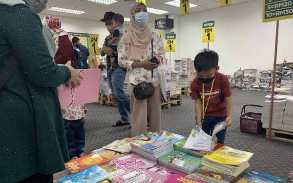 Jualan Gudang Karangkaf 2022 turut menawarkan peralatan dan pelbagai koleksi buku kanak-kanak.
