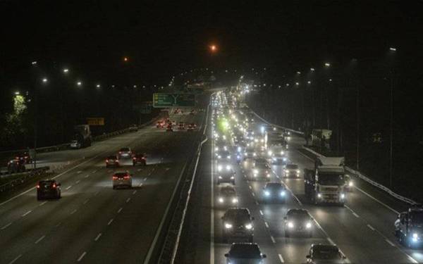 Aliran trafik di beberapa lebuh raya utama dilaporkan bergerak perlahan setakat 11 malam ini. -Foto Bernama