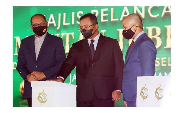 Amirudin (tengah) melancarkan Jubli Emas dan Showcase Produk Ehsan sempena majlis pelancaran Sambutan Jubli Emas PKPS di Wisma PKPS.