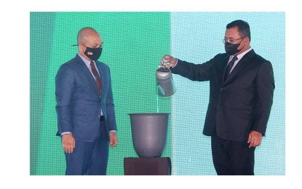 Amirudin (kanan) menuang air ke dalam pasu simbolik melancarkan Jubli Emas Sambutan Jubli Emas PKPS yang diadakan di Wisma PKPS, di sini pada Khamis. 