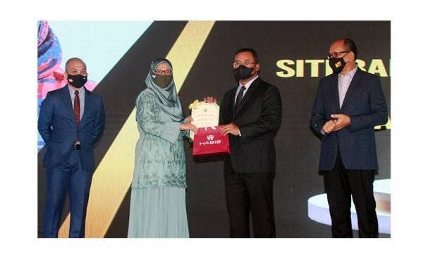 Amirudin menyampaikan Anugerah Perkhidmatan Cemerlang kepada kakitangan Perbadanan Kemajuan Pertanian Selangor (PKPS) sempena Majlis Pelancaran Sambutan Jubli Emas PKPS yang diadakan di Wisma PKPS, di sini pada Khamis. 