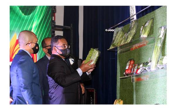 Amirudin melihat Produk Ehsan sempena Majlis Pelancaran Sambutan Jubli Emas PKPS yang diadakan di Wisma PKPS, di sini pada Khamis. 