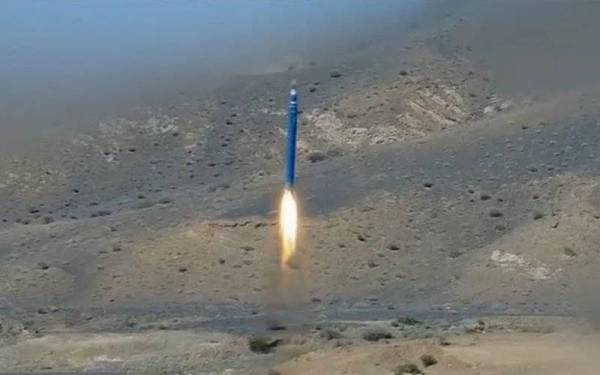 Gambar fail menunjukkan sebuah peluru berpandu yang dilancar oleh kumpulan Houthi di Yemen. - Foto YouTube