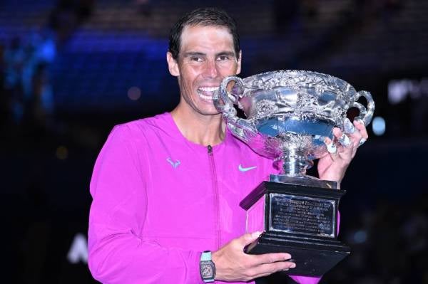 Nadal mendakap erat trofi Terbuka Australia yang dimenanginya - Foto EPA