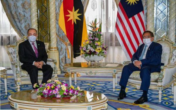 Abang Johari (kanan) menerima kunjungan hormat Hajiji di pejabatnya di Wisma Bapa Malaysia di Petra Jaya, pada Isnin. - Foto Bernama 