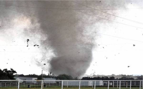 Beberapa lokasi di negeri Pantai Barat Semenanjung serta Sabah dan Sarawak adalah diramalkan untuk terjadinya fenomena puting beliung seperti yang berlaku di Perak pada Ahad. - Gambar hiasan 