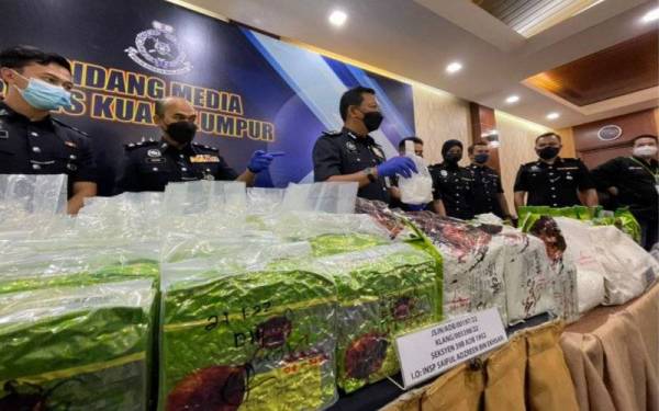 Timbalan Ketua Polis Kuala Lumpur, Datuk Yahaya Othman (tiga,kiri) menunjukkan antara dadah yang dirampas sidang media di IPK Kuala Lumpur pada Isnin.