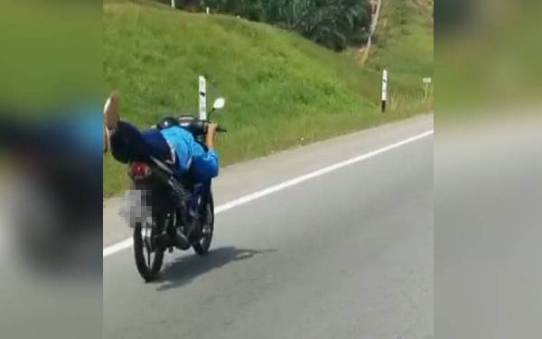 Seorang pelajar 17 tahun tampil ke balai polis trafik IPD Port Dickson bagi membantu siasatan video aksi Superman yang tular.