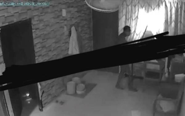 Rakaman CCTV menunjukkan lelaki tanpa pakaian berkeliaran di sebuah rumah dikatakan berlaku di kawasan Seksyen 20, Shah Alam.