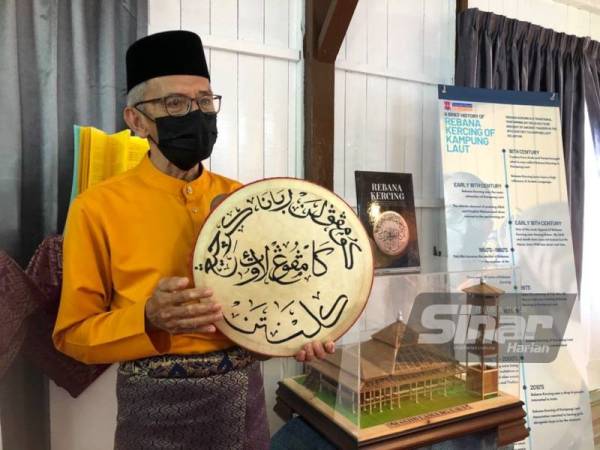 Harun menunjukkan alat muzik rebana kercing yang digunakan dalam seni tradisional tarian rebana kercing.