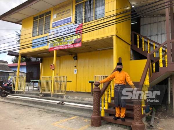 Harun berdiri di tangga Galeri Rebana Kercing di Kampung Laut, Tumpat yang menjadi tempat latihan kumpulan kesenian tarian rebana kercing.