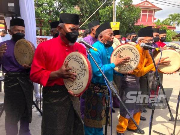 Kumpulan warga emas dari Kampung Laut, Tumpat bersemangat memalu rebana kercing ketika membuat persembahan dalam majlis yang diadakan di kampung berkenaan.