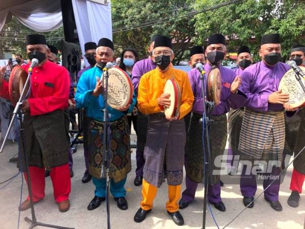 Harun (tengah) mengetuai kumpulan tarian rebana kercing di Kampung Laut, Tumpat.