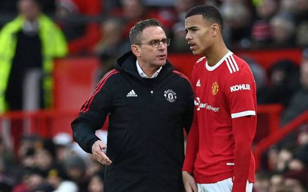 Pengendali sementara Manchester United, Ralf Rangnick (kiri) ketika memasukkan Greenwood semasa aksi Liga Perdana Inggeris (EPL) menentang Crystal Palace di Old Trafford pada 5 Disember lalu. FOTO: AFP