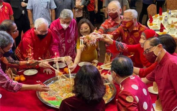 Ismail Sabri bersama-sama menggaul yee sang pada Majlis Sambutan Tahun Baharu Cina MCA di Wisma MCA, Kuala Lumpur. - Foto Bernama