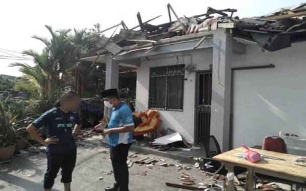 Pihak LZS turun padang mendapatkan maklumat daripada pemilik rumah yang terjejas akibat ribut baru-baru ini untuk tujuan pemberian bantuan kelak. - Foto LZS Petaling