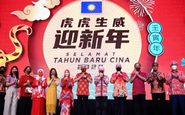 Ismail Sabri (enam, kanan) dan isteri, Datin Seri Muhaini Zainal Abidin (tujuh, kanan) bergambar sempena Majlis Tahun Baharu Cina MCA di Wisma MCA, Jalan Ampang pada Selasa. - Foto Bernama