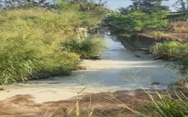 Kilang itu dikompaun selepas menerima aduan orang awam mengenai pencemaran sungai yang mana airnya menjadi putih. 