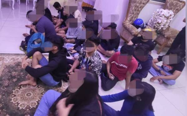 Seramai 20 individu termasuk dua wanita yang menganjurkan 'private party' ditahan dalam satu serbuan kira-kira jam 3 pagi di Sungai Petani, Kedah pada Selasa.