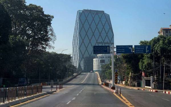 Keadaan jalan utama lengang ketika ulang tahun pertama rampasan kuasa di Myanmar. - Foto AFP