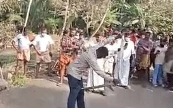 Suresh dipatuk ular tedung ketika dia cuba menangkap haiwan itu di negeri Kerala pada Isnin lalu. - Foto Agensi