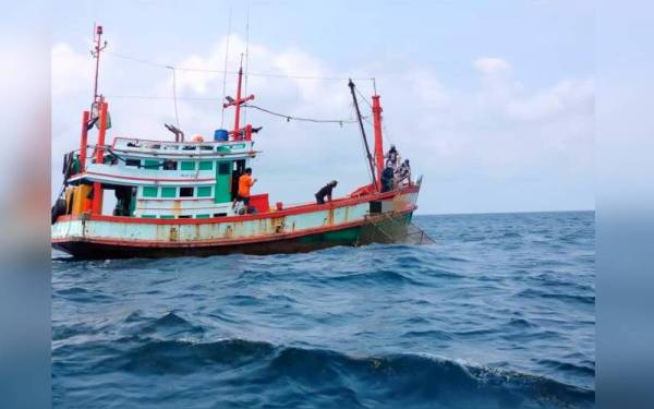 Bot nelayan warga Thailand dicekup Maritim Malaysia Kelantan selepas dikesan menceroboh dan menjalankan kerja-kerja perikanan di kawasan perairan negara pada Selasa.