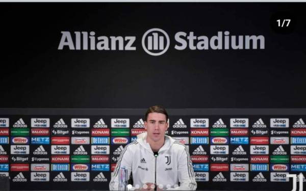 Vlahovic diperkenalkan sebagai pemain baharu Juventus dalam satu sidang media di Turin, Itali.