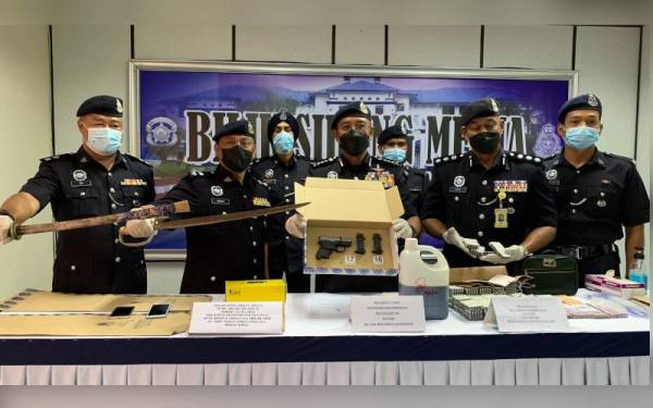 Shafien (tengah) menunjukkan barangan yang dirampas.