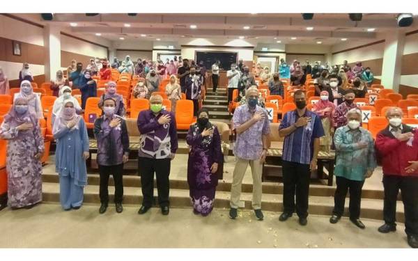 Dr Selasawati (tengah) ketika majlis perasmian Program Hari Bersama Pesakit Kanser sempena Hari Kanser Sedunia 2022 di HRPZ II di Kota Bharu pada Rabu.