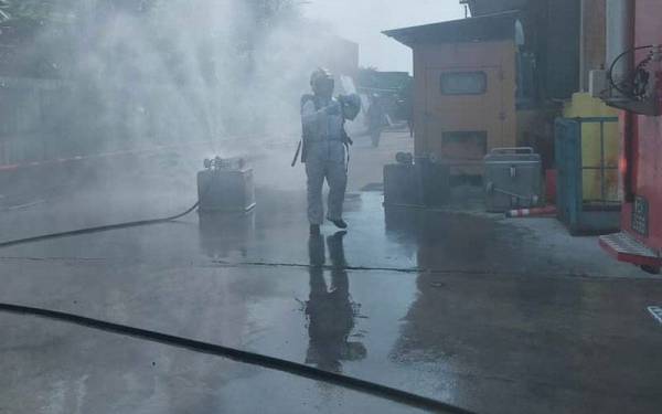 Anggota HAZMAT membuat pemeriksaan selepas berlaku kebocoran gas ammonia di kilang terbabit.