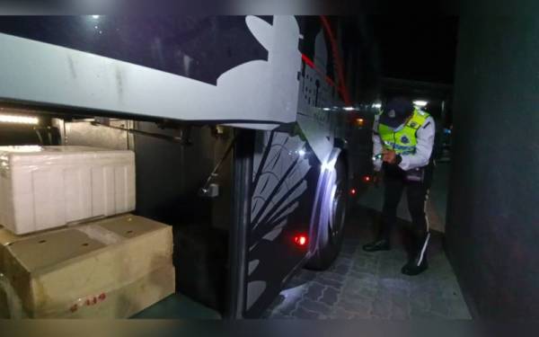 Anggota polis menjalankan pemeriksaan ke atas sebuah bas ketika operasi bersepadu JSPT Perak di Terminal Meru Raya di sini, pada malam Rabu.