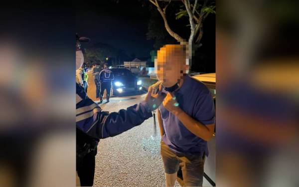 Pemeriksaan dijalankan polis bersama AADK dan JPJ dalam Op Mabuk di Jalan Sultan Azlan Shah di sini tengah malam Rabu.