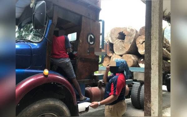 Lori berkenaan ditahan sepasukan anggota Seksyen Penguatkuasaan JPNS kira-kira jam 3.30 petang.