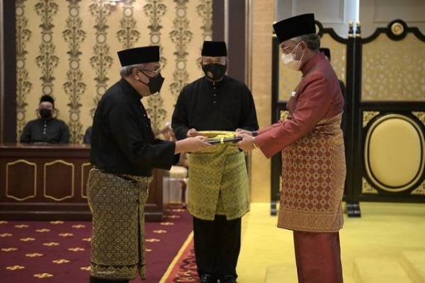 Al-Sultan Abdullah Ri’ayatuddin (kanan) berkenan mengurniakan surat cara pelantikan sebagai Hakim Mahkamah Persekutuan kepada Mohamad Zabidin (kiri) di Istana Negara pada Khamis. Foto Bernama
