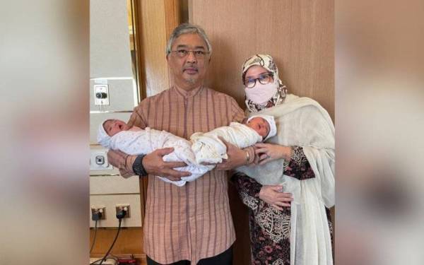 Al-Sultan Abdullah dan Tunku Azizah berkenan kongsi gambar dua cucunda yang selamat diputerakan baru-baru ini. - Foto Facebook Istana Negara