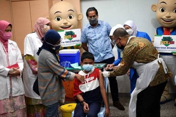 Khairy (dua dari kanan) menyaksikan proses vaksinasi oleh Timbalan Menteri Kesihatan Datuk Dr Noor Azmi Ghazali (kanan) terhadap Ahmad Ramdhani Jafri, 11, (duduk) pada Majlis Pelancaran Pelaksanaan Program Imunisasi Covid-19 Kanak-kanak (PICKids) Lima hingga Bawah 12 Tahun di Hospital Tunku Azizah Kuala Lumpur pada Khamis.
Foto Bernama
-- fotoBERNAMA (2022) HAK CIPTA TERPELIHARA