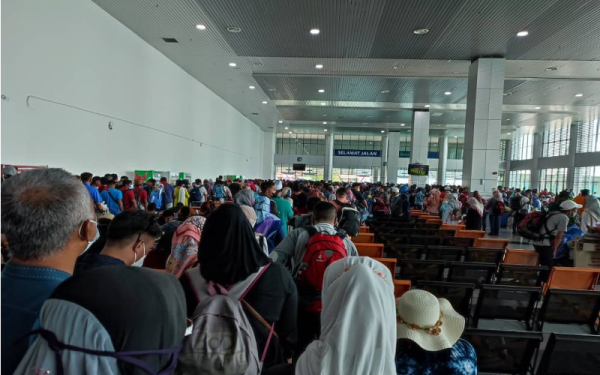 Keadaan di Terminal Feri Penumpang Kuah yang sesak selepas 423 penumpang terkandas pada Rabu.