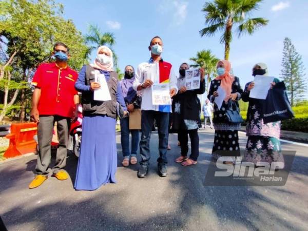 Nazilah (dua kiri) bersama NGO terbabit dan mangsa banjir menunjukkan salinan memorandum yang diserahkan kepada Menteri Besar.