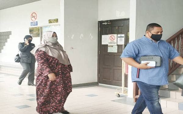 Samchah (kiri) turut didenda RM30,000 oleh Mahkamah Sesyen Melaka pada Khamis atas kesalahan menyimpan barangan kawalan di tempat yang tidak dilesenkan.