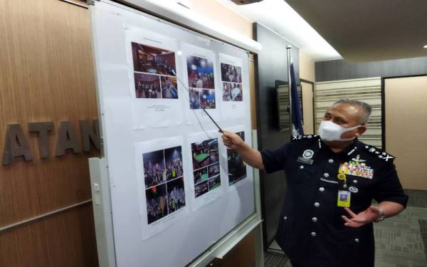 Abd Jalil menunjukkan gambar Ops Dadu ketika sidang akhbar di Ibu Pejabat Polis Bukit Aman, Kuala Lumpur pada Khamis.