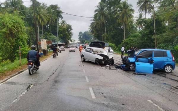 Keadaan dua kenderaan terlibat kemalangan di Jalan Penambang, pada Khamis.