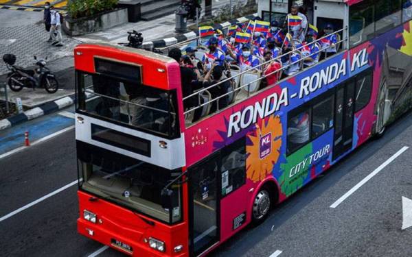 Shahidan menaiki bas ‘double decker’ KL Hop-On Hop-Off (HOHO) dan mengibarkan bendera Wilayah Persekutuan di sekitar Kuala Lumpur pada Khamis. - Foto Bernama
