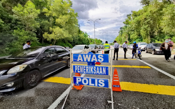 Sekatan jalan raya sempena Op Selamat berhampiran Plaza Tol Mambau Lebuhraya Seremban - Port Dickson.