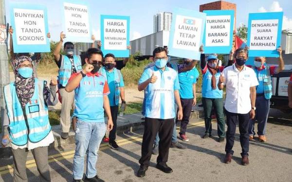 Akmal Nasrullah (depan, dua dari kanan) ketika menghadiri Program Agihan Ayam Segar di Taman Suria, Johor Bahru pada Khamis.