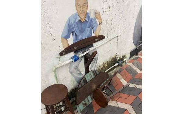 Meja kayu yang ditempatkan di Kuantan Art Street juga rosak.
