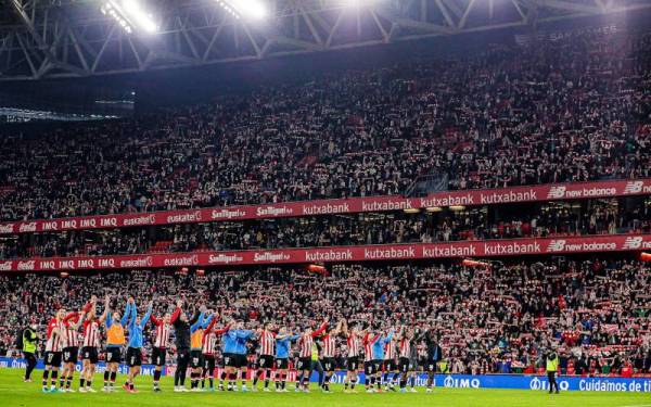 Pemain Athletic Bilbao meraikan kejayaan menewaskan Real Madrid bersama penyokong di San Mames.