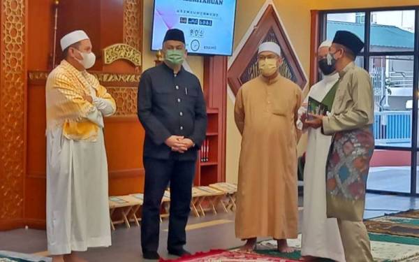 Mohd Arifin (dua dari kiri) ketika hadir pada Majlis Maulid dan Tahlil Perdana sempena Hari Kastam Sedunia yang ke-40 di Surau Al-Abid, Desa Kastam Sepanggar, Kota Kinabalu.